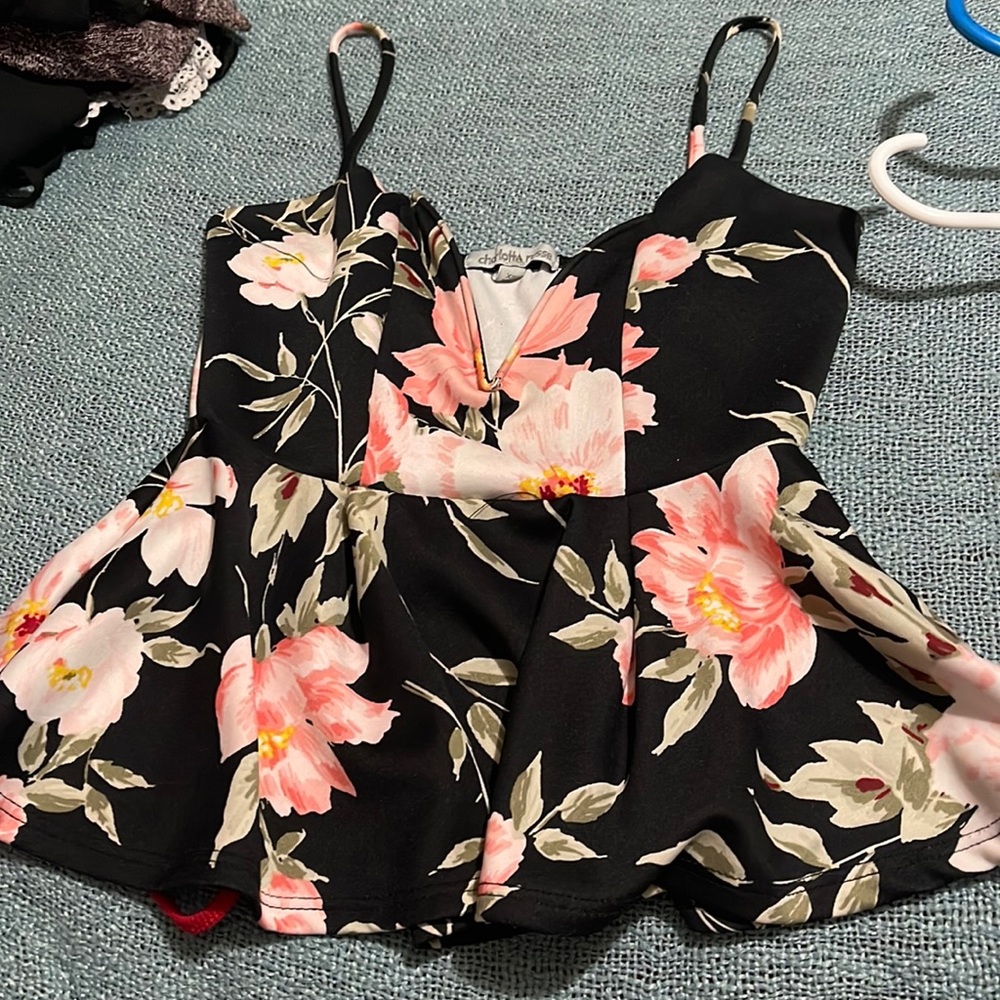 Cute top!! Size: small